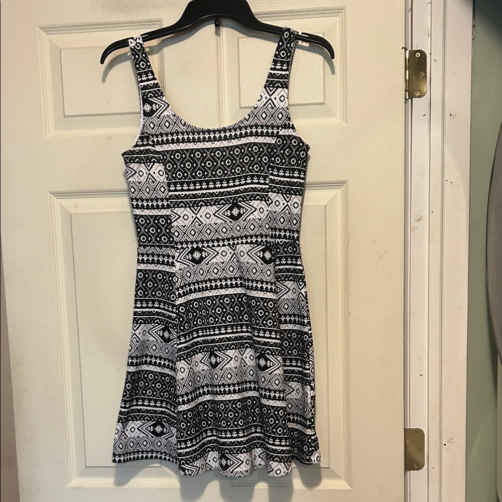 H&M Black and White Patterned Sleeveless Skater Dress Size 8